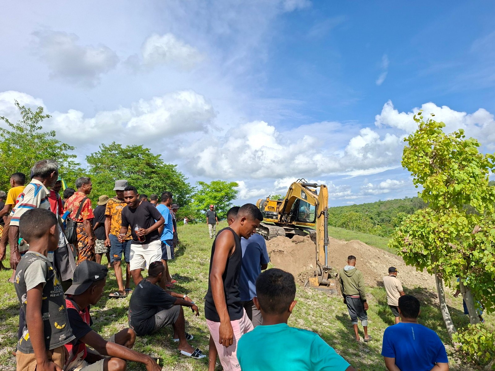 Warga TTU Padukan Tangan Perbaiki Jalan Utama