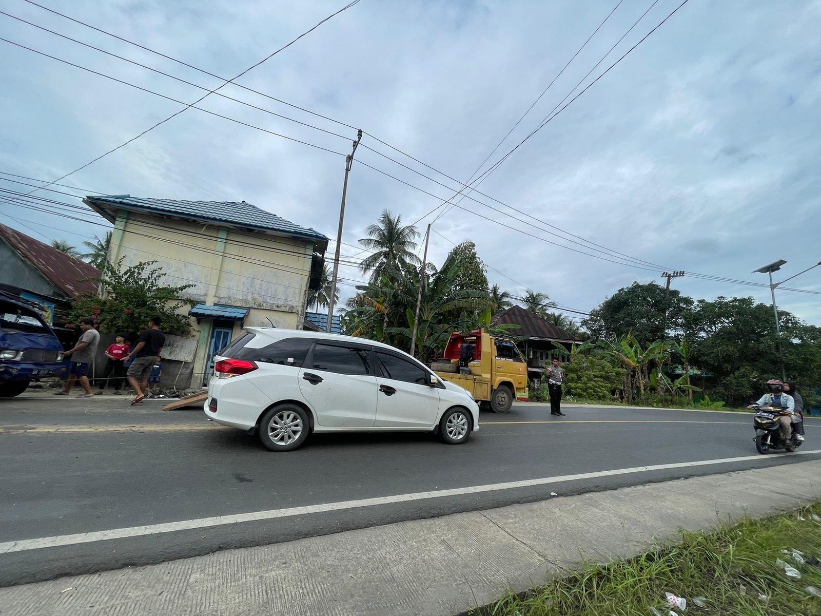 Polres HST Tangani Kecelakaan Adu Banteng Motor dan Mobil di Labuan Amas Utara