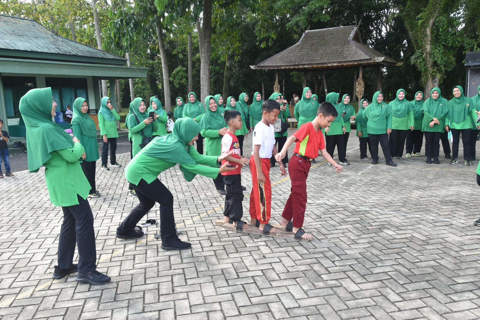 Persit KCK Dim 1002 Hidupkan Permainan Tradisional Jelang HUT ke-80