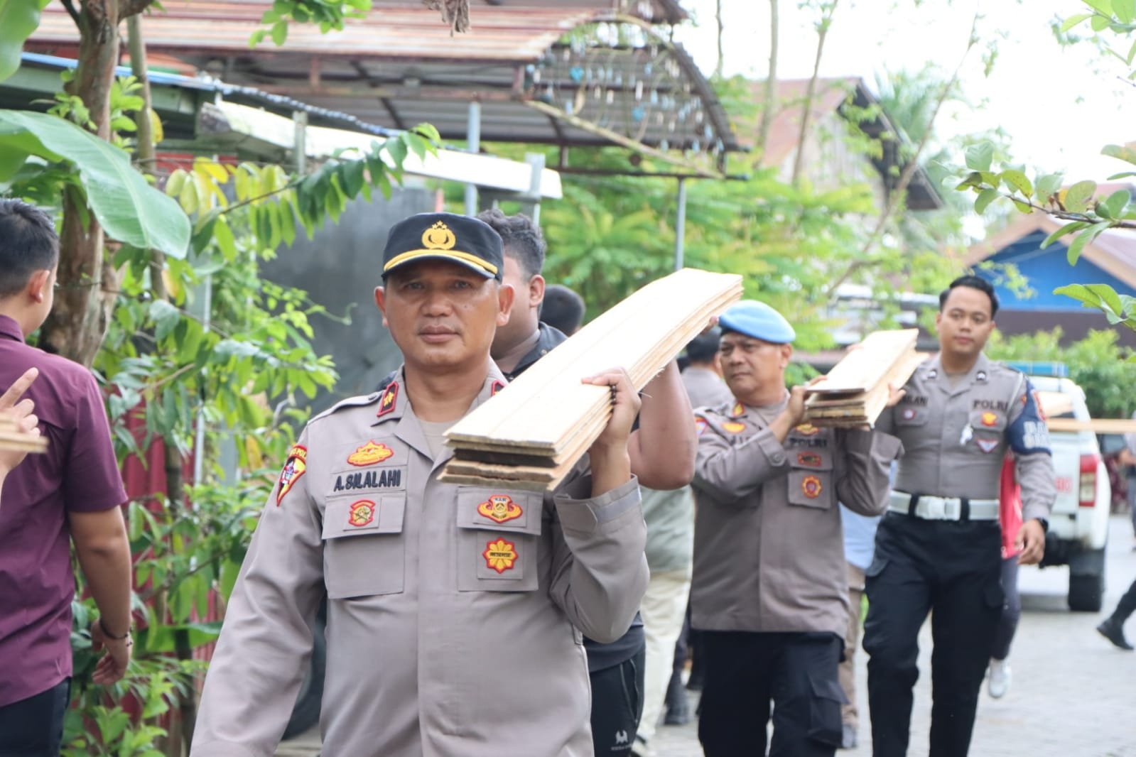Polres Hulu Sungai Tengah Laksanakan Program Bedah Rumah