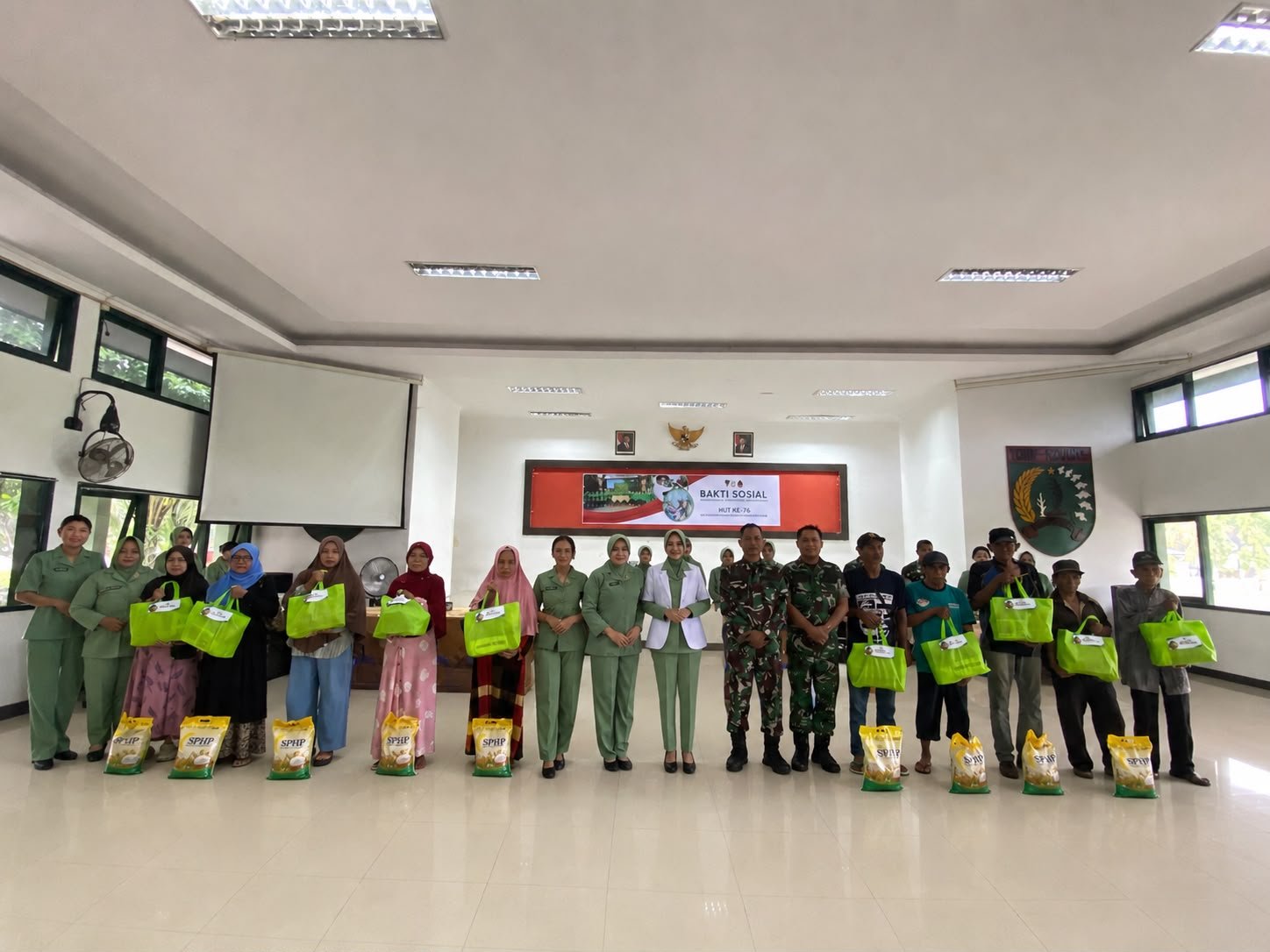 Kemanunggalan TNI-Rakyat, Persit Yonif 621 Peduli Warga